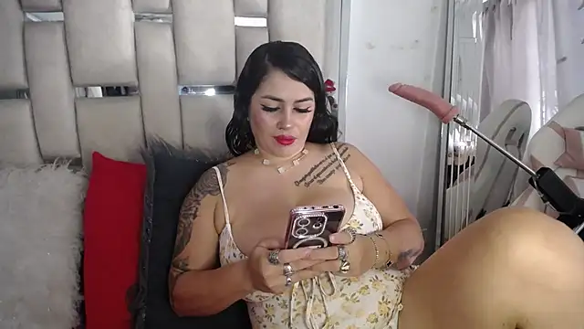 chelaqueen  online show from 10-10-25, 08:42