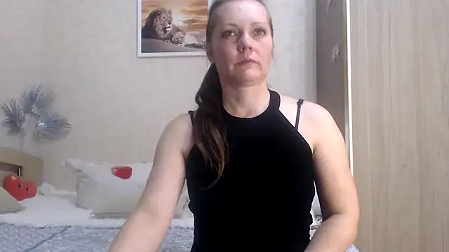 Snapshot of SheLion chatting on 12-14-24, 04:30 SheLion online show from 12-14-24, 04:30