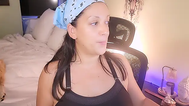 Snapshot of Wonderful_Woman chatting on 09-18-25, 01:19 Wonderful Woman online show from 09-18-25, 01:19