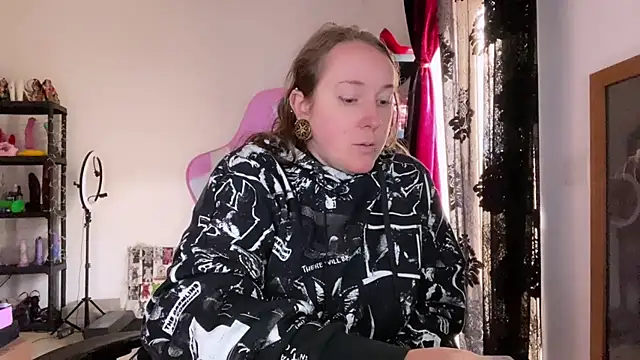 kisicaxx online show from 12-17-25, 02:00