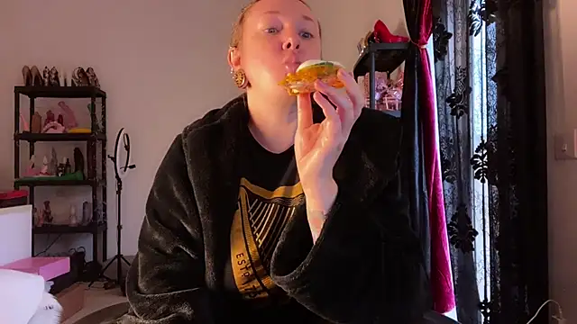 kisicaxx online show from 11-26-25, 03:23