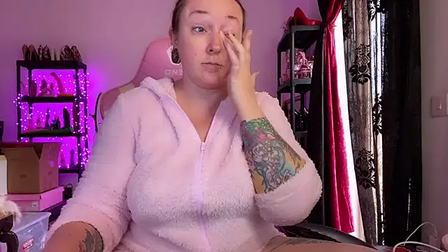 kisicaxx online show from 11-17-25, 01:59