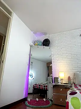 hollythomson online show from 11-13-25, 04:22