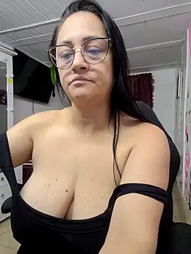 Snapshot of Ameliarizo chatting on 05-14-26, 12:18 Ameliarizo online show from 05-14-26, 12:18