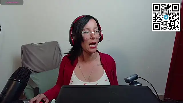 Snapshot of mahina84 chatting on 07-15-26, 12:50 mahina84 online show from 07-15-26, 12:50