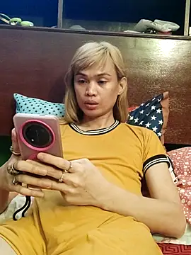 QueenSoreal online show from 06-04-26, 04:17
