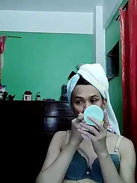 Snapshot of QueenSoreal chatting on 09-23-25, 05:42 QueenSoreal online show from 09-23-25, 05:42