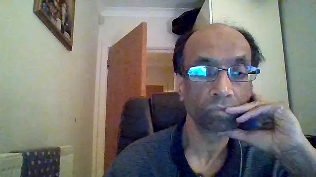 Snapshot of rauncher1 chatting on 09-17-25, 08:33 rauncher1 online show from 09-17-25, 08:33