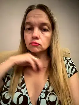 Snapshot of Susanel chatting on 09-15-25, 04:40 Susanel online show from 09-15-25, 04:40