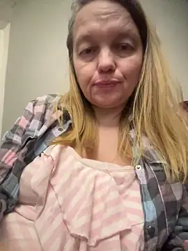 Snapshot of Susanel chatting on 03-02-25, 03:52 Susanel online show from 03-02-25, 03:52
