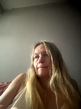 Snapshot of Susanel chatting on 10-13-25, 11:34 Susanel online show from 10-13-25, 11:34