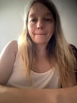 Snapshot of Susanel chatting on 10-17-25, 09:12 Susanel online show from 10-17-25, 09:12