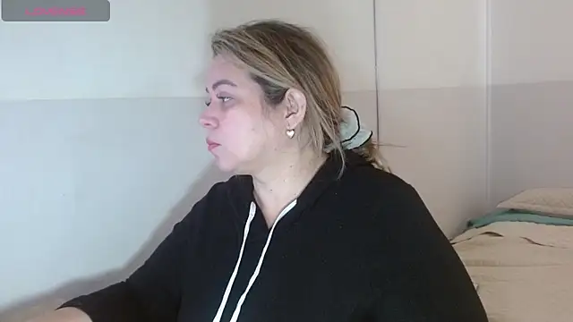 Snapshot of bella_savati chatting on 09-19-25, 05:50 bella savati online show from 09-19-25, 05:50