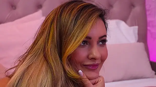 Snapshot of YaaraCollins chatting on 12-13-25, 08:04 YaaraCollins online show from 12-13-25, 08:04