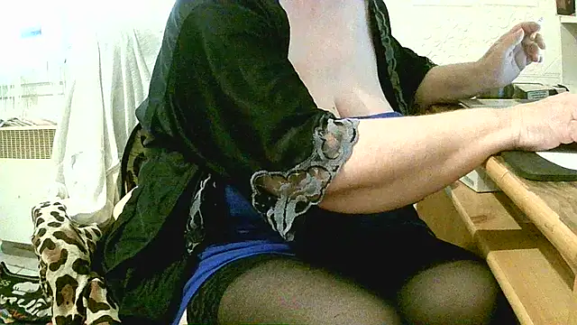 Snapshot of douceur63 chatting on 05-11-26, 10:27 douceur63 online show from 05-11-26, 10:27