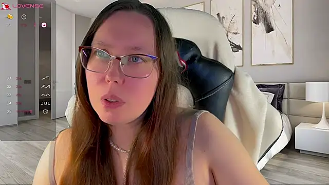 Snapshot of Victoria_Romans chatting on 10-14-25, 04:40 Victoria Romans online show from 10-14-25, 04:40