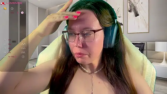 Snapshot of Victoria_Romans chatting on 10-19-25, 02:20 Victoria Romans online show from 10-19-25, 02:20