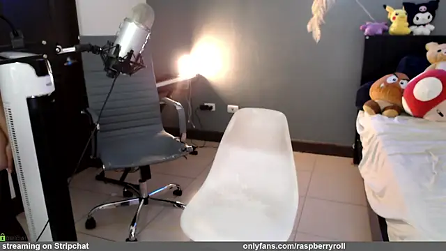 Snapshot of minarocket_ chatting on 06-19-26, 04:02 minarocket online show from 06-19-26, 04:02