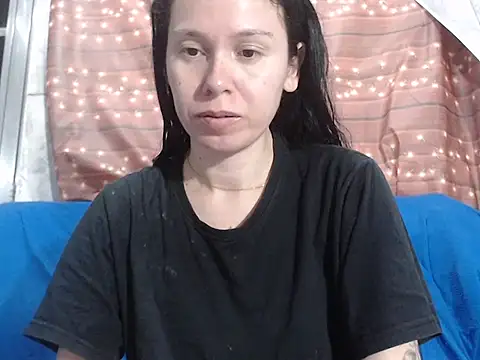 Snapshot of Venusluxodomme chatting on 10-08-25, 05:31 Venusluxodomme online show from 10-08-25, 05:31