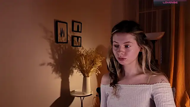 Snapshot of MelodyKey chatting on 03-21-25, 02:29 MelodyKey online show from 03-21-25, 02:29