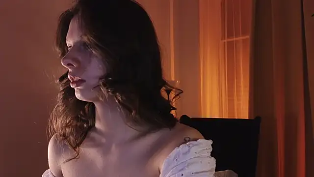 Snapshot of MelodyKey chatting on 12-15-24, 03:31 MelodyKey online show from 12-15-24, 03:31