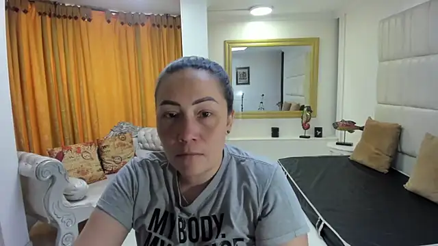 Snapshot of gaby_trent chatting on 09-25-25, 01:28 gaby trent online show from 09-25-25, 01:28