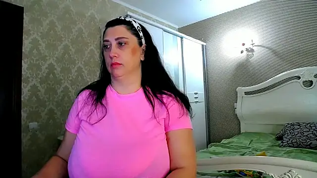 Evelyn Shy online show from 11-14-25, 07:23