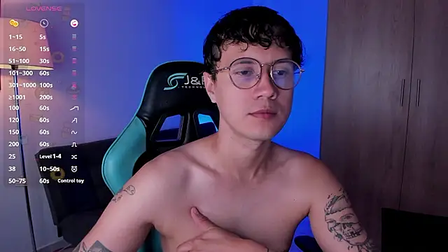 Snapshot of LeaneSeb chatting on 02-03-26, 12:43 LeaneSeb online show from 02-03-26, 12:43