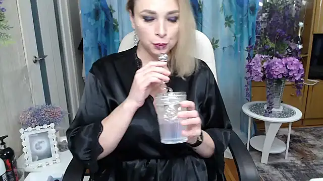 Mika Passion online show from 11-16-25, 08:52