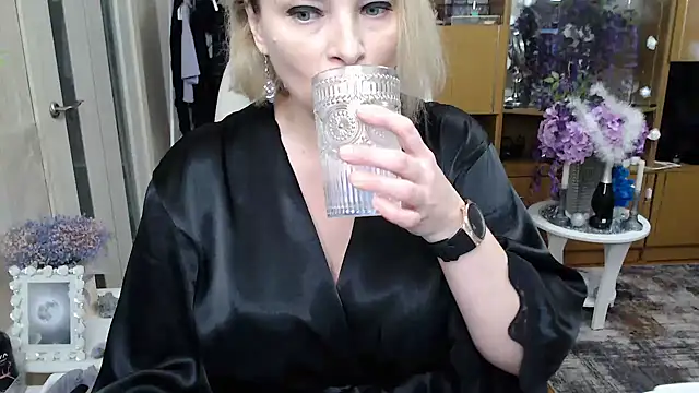 Mika Passion online show from 12-21-25, 10:39