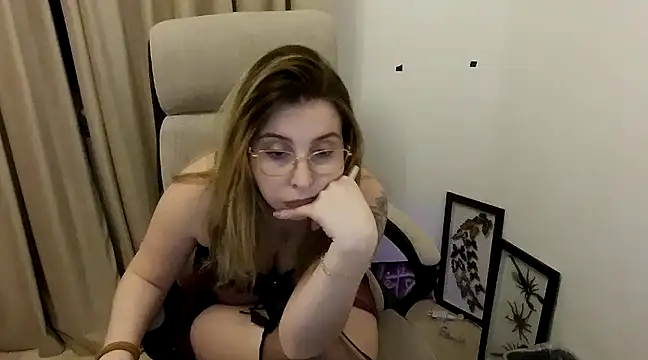 Snapshot of Aliss_Hottie chatting on 03-07-25, 01:31 Aliss Hottie online show from 03-07-25, 01:31