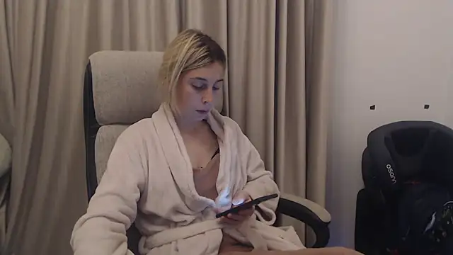 Snapshot of Aliss_Hottie chatting on 10-31-25, 06:48 Aliss Hottie online show from 10-31-25, 06:48