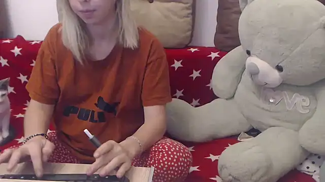 Snapshot of Aliss_Hottie chatting on 09-19-25, 04:05 Aliss Hottie online show from 09-19-25, 04:05