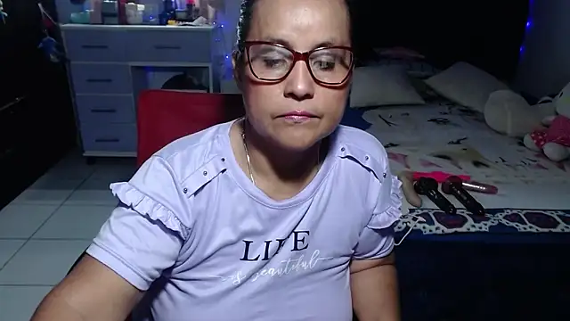 Snapshot of pervert_mommy_ chatting on 06-27-26, 10:43 pervert mommy online show from 06-27-26, 10:43