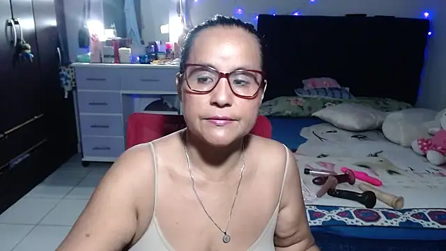 Snapshot of pervert_mommy_ chatting on 06-24-26, 10:58 pervert mommy online show from 06-24-26, 10:58