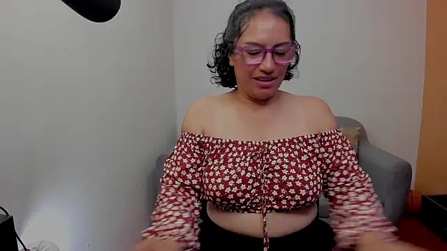 Snapshot of scarlet_wet chatting on 06-10-26, 11:28 scarlet wet online show from 06-10-26, 11:28