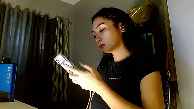 Snapshot of SweetLilly_18 chatting on 07-30-26, 03:05 SweetLilly 18 online show from 07-30-26, 03:05