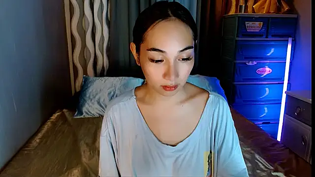 Snapshot of SweetLilly_18 chatting on 05-24-26, 04:12 SweetLilly 18 online show from 05-24-26, 04:12