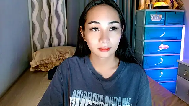 Snapshot of SweetLilly_18 chatting on 06-04-26, 05:45 SweetLilly 18 online show from 06-04-26, 05:45