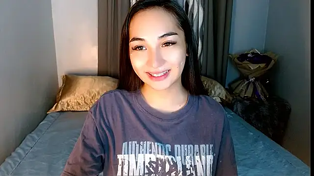 Snapshot of SweetLilly_18 chatting on 04-18-26, 02:47 SweetLilly 18 online show from 04-18-26, 02:47