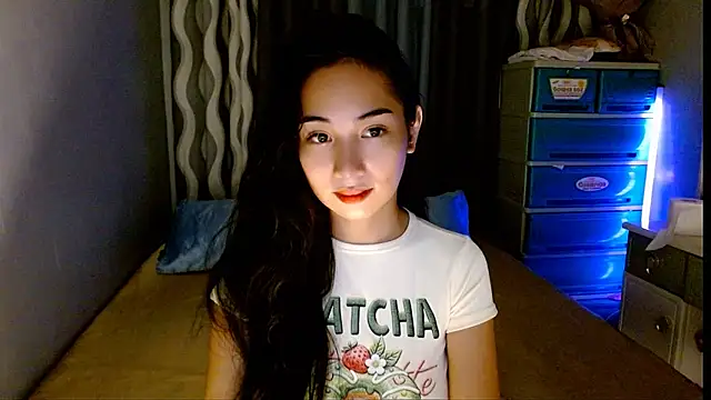 Snapshot of SweetLilly_18 chatting on 06-30-26, 06:35 SweetLilly 18 online show from 06-30-26, 06:35