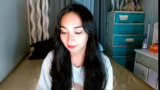 Snapshot of SweetLilly_18 chatting on 05-25-26, 04:34 SweetLilly 18 online show from 05-25-26, 04:34