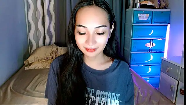 Snapshot of SweetLilly_18 chatting on 06-03-26, 05:30 SweetLilly 18 online show from 06-03-26, 05:30