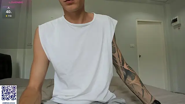 Snapshot of MiracleCam chatting on 12-15-25, 04:51 MiracleCam online show from 12-15-25, 04:51