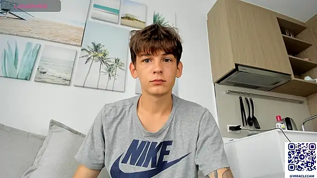 Snapshot of MiracleCam chatting on 10-11-25, 12:22 MiracleCam online show from 10-11-25, 12:22
