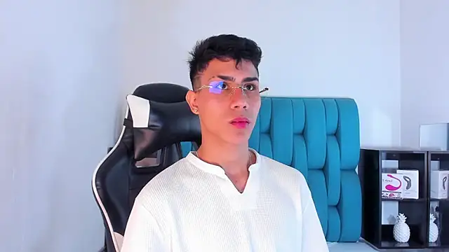 Snapshot of AlanNaughty chatting on 02-12-25, 04:01 AlanNaughty online show from 02-12-25, 04:01