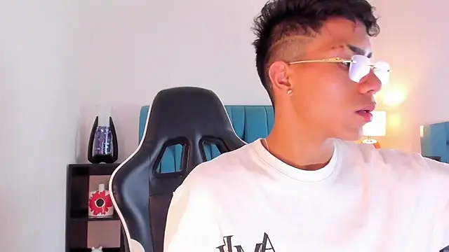 Snapshot of AlanNaughty chatting on 01-24-25, 07:30 AlanNaughty online show from 01-24-25, 07:30