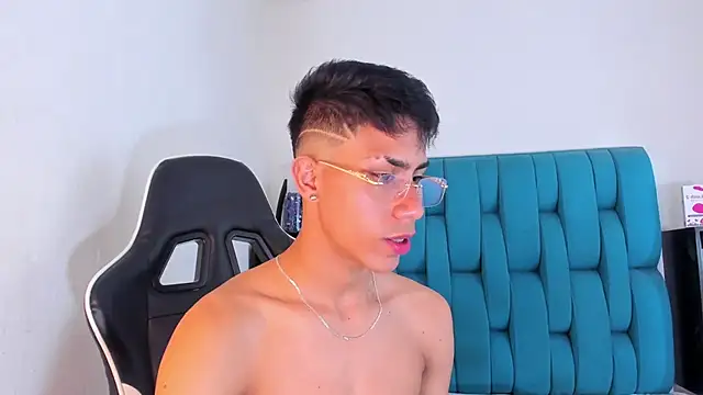 Snapshot of AlanNaughty chatting on 01-26-25, 10:45 AlanNaughty online show from 01-26-25, 10:45