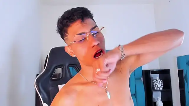 Snapshot of AlanNaughty chatting on 01-26-25, 01:20 AlanNaughty online show from 01-26-25, 01:20