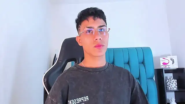 Snapshot of AlanNaughty chatting on 01-28-25, 08:47 AlanNaughty online show from 01-28-25, 08:47